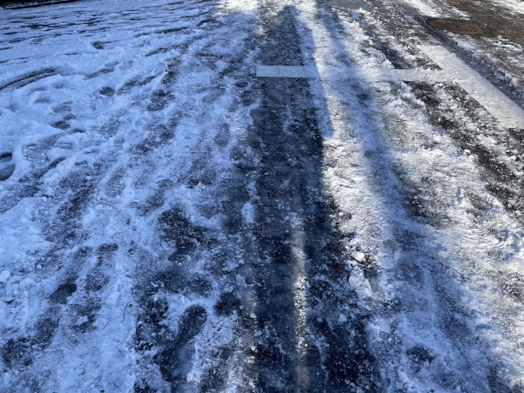 雪が降った翌日のガチガチに凍った道路